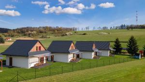 una fila de casas en un campo verde en Dolinowo en Kudowa-Zdrój