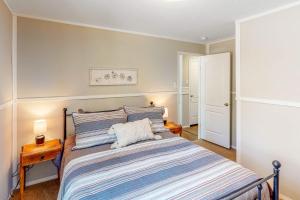 1 dormitorio con 1 cama con edredón a rayas en Sunshine Springs, en Jennings