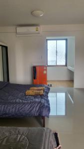 Kleines Zimmer mit einem Bett und einem Fenster in der Unterkunft The chev hotel in Ban Nong Pla Duk