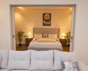 duża sypialnia z łóżkiem i kanapą w obiekcie BETH Accommodations Westlands Nairobi w mieście Nairobi