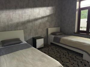 Una cama o camas en una habitación de Chashmasor Guest House