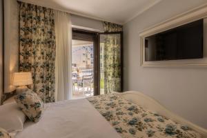 een slaapkamer met een bed en een raam bij Apartament La Plaja in Mamaia Nord – Năvodari