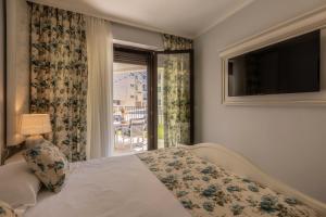 a bedroom with a bed and a window at Apartament La Plaja in Mamaia Nord