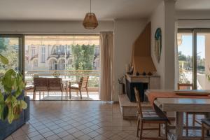 cocina y comedor con mesa y sillas en Lazarus 2BD Apartment in the Center en Patras