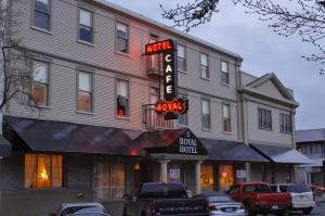 un hotel con una señal de neón frente a un edificio en Royal Hotel Chilliwack, en Chilliwack