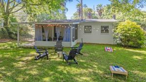 een groep stoelen in de tuin van een huis bij Midtown Charm - Downtown, Fsu, Famu in Tallahassee