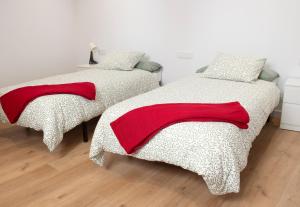twee bedden naast elkaar in een kamer bij Mar de fonts in Ahín