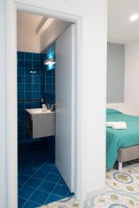 La salle de bains est pourvue d'un lavabo et d'un lit. dans l'établissement Le Suite del Castello, à Castellammare di Stabia