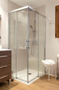 een douche met een glazen deur in de badkamer bij Mar de fonts in Ahín
