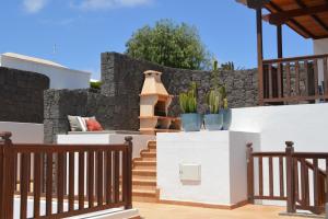 eine Terrasse mit einer Treppe und einer Steinmauer in der Unterkunft Villa Tegala in Playa Blanca
