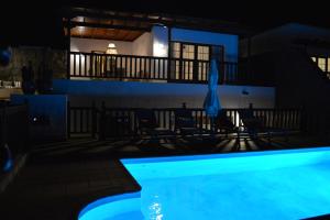 eine Villa mit einem Pool in der Nacht in der Unterkunft Villa Tegala in Playa Blanca