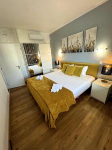 1 dormitorio grande con 1 cama grande con almohadas amarillas en Apart 306 en Albufeira