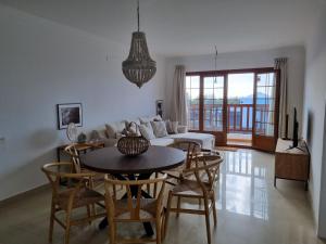 ein Wohnzimmer mit einem Tisch und einem Sofa in der Unterkunft Villa Tegala in Playa Blanca