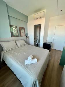 ein Schlafzimmer mit einem Bett und einem Handtuch darauf in der Unterkunft UNU Salvador Shopping in Salvador