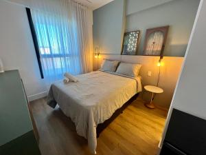 ein Schlafzimmer mit einem Bett und einem großen Fenster in der Unterkunft UNU Salvador Shopping in Salvador
