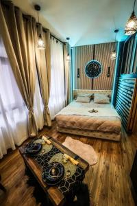 een slaapkamer met een bed en een tafel. bij Appartement d'une chambre avec piscine privee sauna et wifi a Montbeliard in Montbéliard