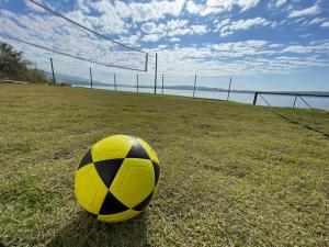 uma bola de futebol amarela e preta sentada num campo em Casa em Santo Hilário - MG em Guapé