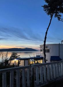 een uitzicht op een meer met een huis en een boom bij Apartment Mañana STINICA in Jablanac