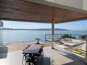 a patio with a hammock and a view of the water at Casa em Santo Hilário - MG in Guapé