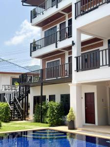 Bazén v ubytování Botanic Boutique Hotel Surin Beach nebo v jeho okolí