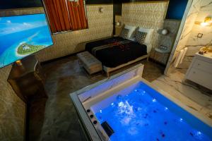 a room with a tub in the middle of a bedroom at Appartement d'exception avec Jacuzzi in Villefranche-sur-Saône