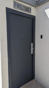 una puerta de garaje con un cartel de bienvenida encima en Acogedora Casa en Ciudad Juárez