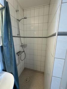 bagno con doccia e tenda doccia di Rentalux Apartments at Nytorget a Sundsvall