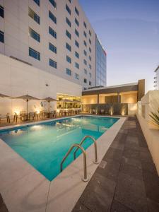 Bazén v ubytování Courtyard by Marriott Chihuahua nebo v jeho okolí