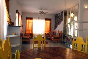 a living room with a dining room table and chairs at Hermosa Casa Ciudad Lerdo 2 Habitaciones in Ciudad Lerdo