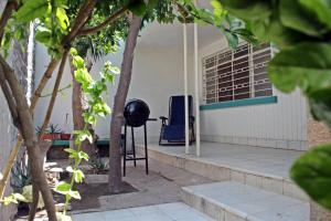 a house with a blue chair and a window at Hermosa Casa Ciudad Lerdo 2 Habitaciones in Ciudad Lerdo