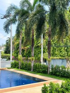 Bazén v ubytování Botanic Boutique Hotel Surin Beach nebo v jeho okolí