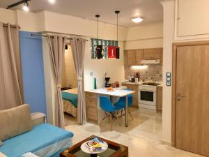 Piraeus Blue Grand Suite di Giorgio 10 mins from the port. في بيرايوس: شقة صغيرة فيها مطبخ وغرفة معيشة