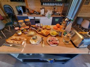 un tavolo con un mucchio di cibo sopra di La Parenthèse Meslandaise a Mesland