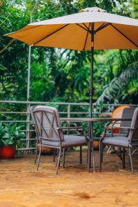 Morogoro的住宿－Edelwyss-Inn，一张桌子、两把椅子和一把伞