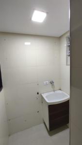 Ένα μπάνιο στο APARTAMENTO NO JARAGUA