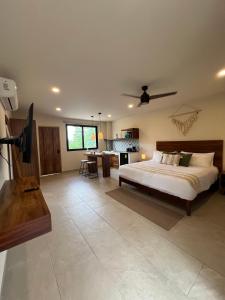 um quarto grande com uma cama e uma cozinha em New Studio p/2, jacuzzi, alberca, roof top em Tulum