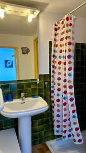 ein Bad mit einem Waschbecken und einem Duschvorhang in der Unterkunft Appartement ensoleillé au Cap d'Agde in Cap d'Agde