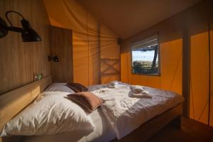 Posto letto in camera con finestra di Mobile homes Lussmarin a Mali Lošinj (Lussinpiccolo)