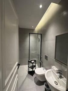 een badkamer met een wastafel, een toilet en een douche bij Almajdiah Village Luxury Self-entry Al Malqa in Riyad