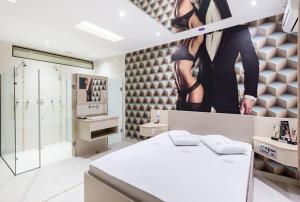 a bathroom with a poster of a woman on the wall at Motel Fashion ABC 2 in Santo André