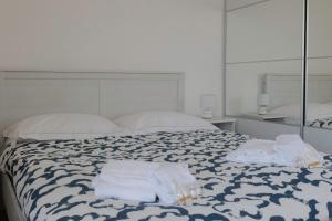 - une chambre avec un lit et des serviettes dans l'établissement Sunrise Waterfront - Seaview - Central Apartment, à Molfetta