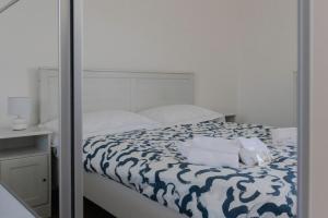 - une chambre avec un lit et une couette bleue et blanche dans l'établissement Sunrise Waterfront - Seaview - Central Apartment, à Molfetta