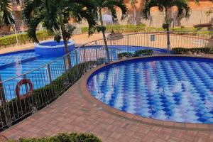 uma grande piscina com uma cerca em redor em Apartaestudio - Condo - En San Gil em San Gil