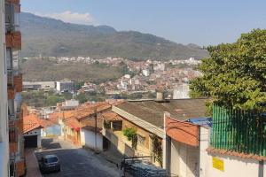 uma vista para uma cidade com edifícios e uma montanha em Apartaestudio - Condo - En San Gil em San Gil