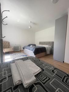 um quarto com uma cama e um tapete em Paja Guesthouse - Camping em Bogë
