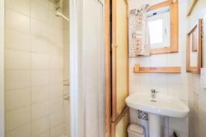 ein Bad mit einem Waschbecken, einem WC und einem Fenster in der Unterkunft Les Chalets de Flaine Hameau - maeva Home - Chalet 4 Pièces 8 Personnes - Sél 91 in Flaine