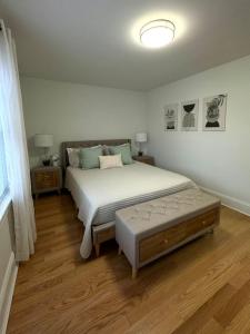 1 dormitorio con 1 cama grande y suelo de madera en Home Away From Home in Lowell, en Lowell