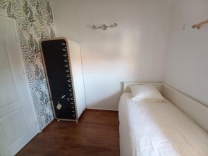 Crăciunelu de SusにあるLE DOMAINE DU HIBOUのベッド2台とラジエーターが備わる小さな客室です。