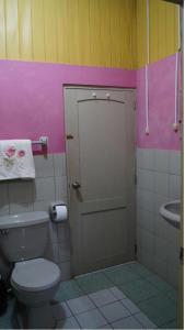 een badkamer met een toilet en een wastafel bij VILLA CHACHYTA in Peñanegra