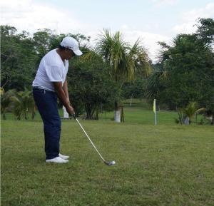 een man speelt golf in een park bij VILLA CHACHYTA in Peñanegra